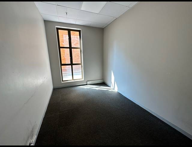 1,037M² OFFICE TO LET IN ROSEBANK